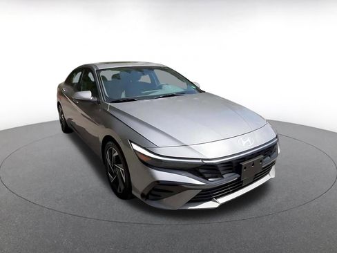 Used 2025 Hyundai Elantra SEL FWD image 3