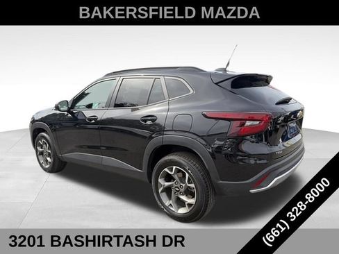 Used 2025 Chevrolet Trax LT FWD image 3