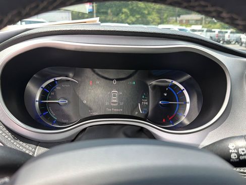 Used 2024 Chrysler Pacifica Limited FWD image 21
