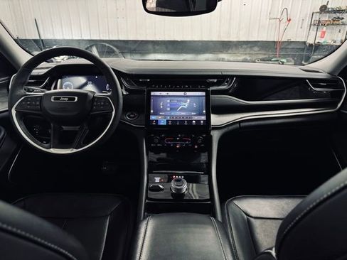 Used 2023 Jeep Grand Cherokee Limited w/ Black Appearance Package image 22