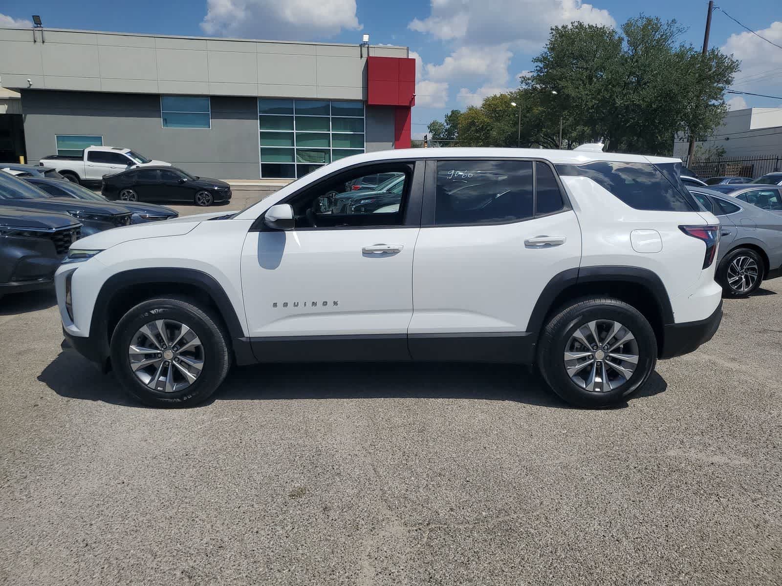 Used 2026 Chevrolet Equinox LT w/ Convenience Package II FWD image 3