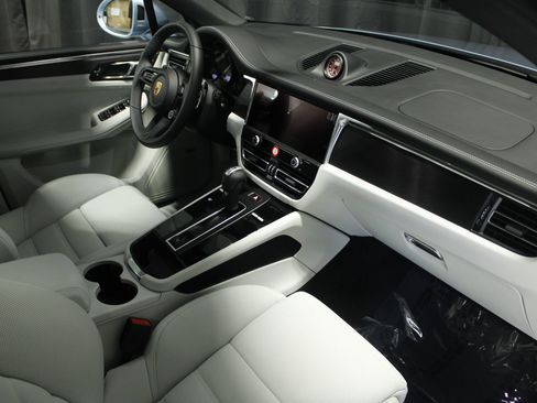 New 2026 Porsche Macan GTS image 30