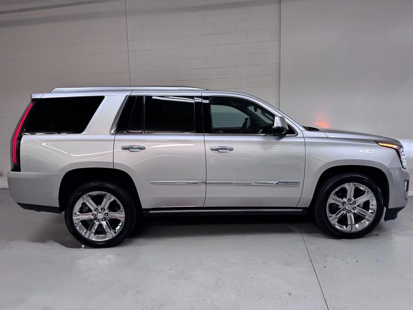 Used 2016 Cadillac Escalade Premium AWD/4WD image 2