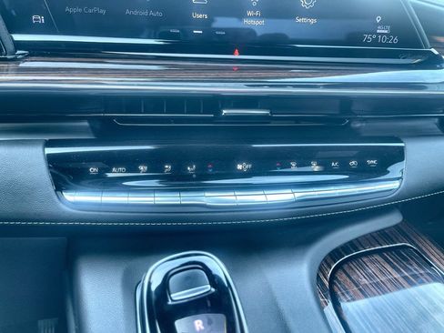 Certified 2022 Cadillac Escalade Premium Luxury w/ Performance Package AWD/4WD image 17
