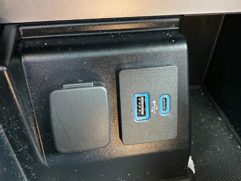 Used 2020 Ford Explorer XLT w/ Equipment Group 202A AWD/4WD image 32
