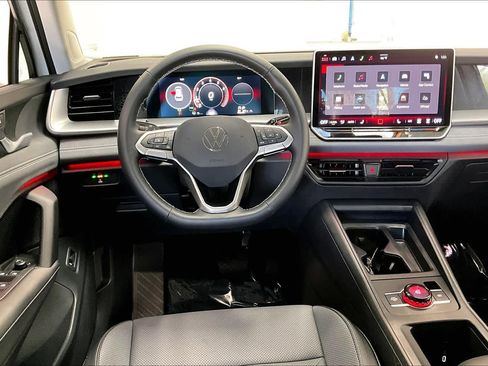 Used 2025 Volkswagen Tiguan SE image 7