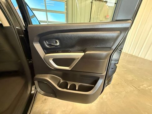 Used 2018 Nissan Titan SV w/ SV Convenience Package RWD image 19