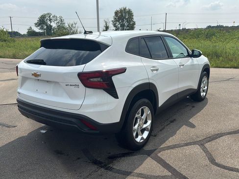 Used 2024 Chevrolet Trax LS w/ LS Convenience Package FWD image 5