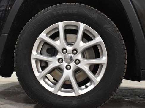Used 2015 Jeep Cherokee Latitude w/ Cold Weather Group AWD/4WD image 35