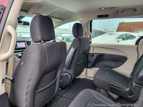 Used 2022 Chrysler Voyager LX image 15