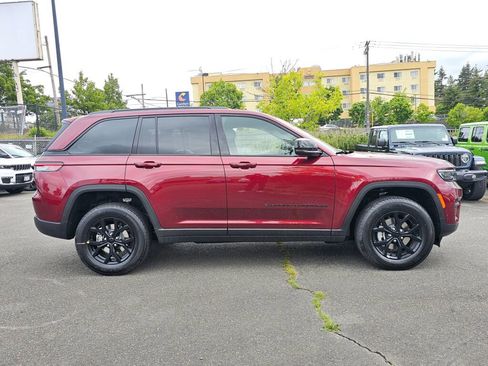 New 2025 Jeep Grand Cherokee Altitude image 10