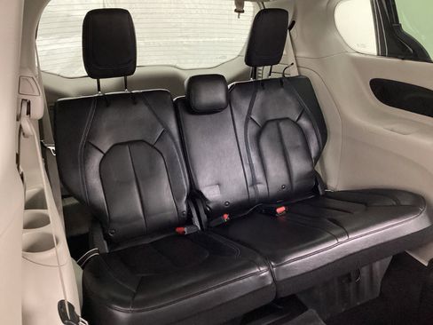 Used 2021 Chrysler Pacifica Touring-L image 23