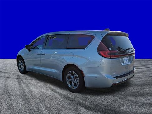 Used 2024 Chrysler Pacifica Limited image 6