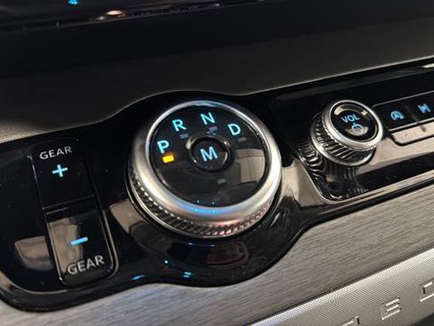 Used 2025 Ford Expedition Platinum image 19