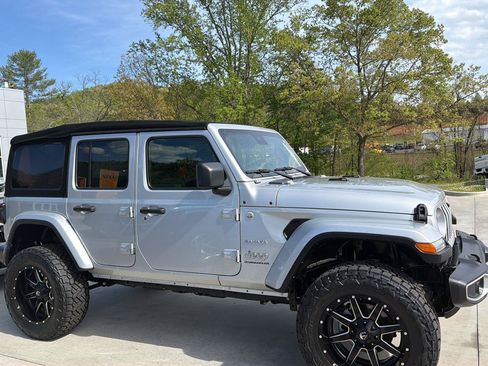 Used 2024 Jeep Wrangler Unlimited Sahara w/ Technology Group AWD/4WD image 2