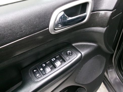 Used 2018 Jeep Grand Cherokee Altitude image 21