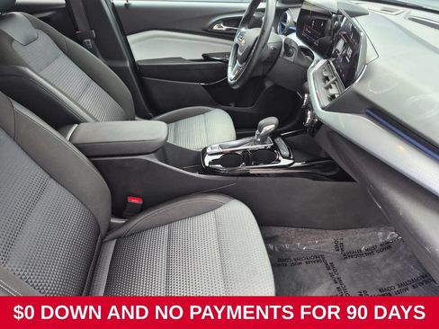 Used 2025 Chevrolet Trax LT w/ LT Convenience Package FWD image 30