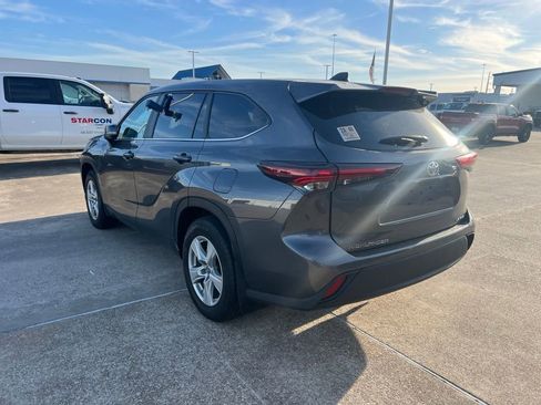 Used 2024 Toyota Highlander LE AWD/4WD image 7