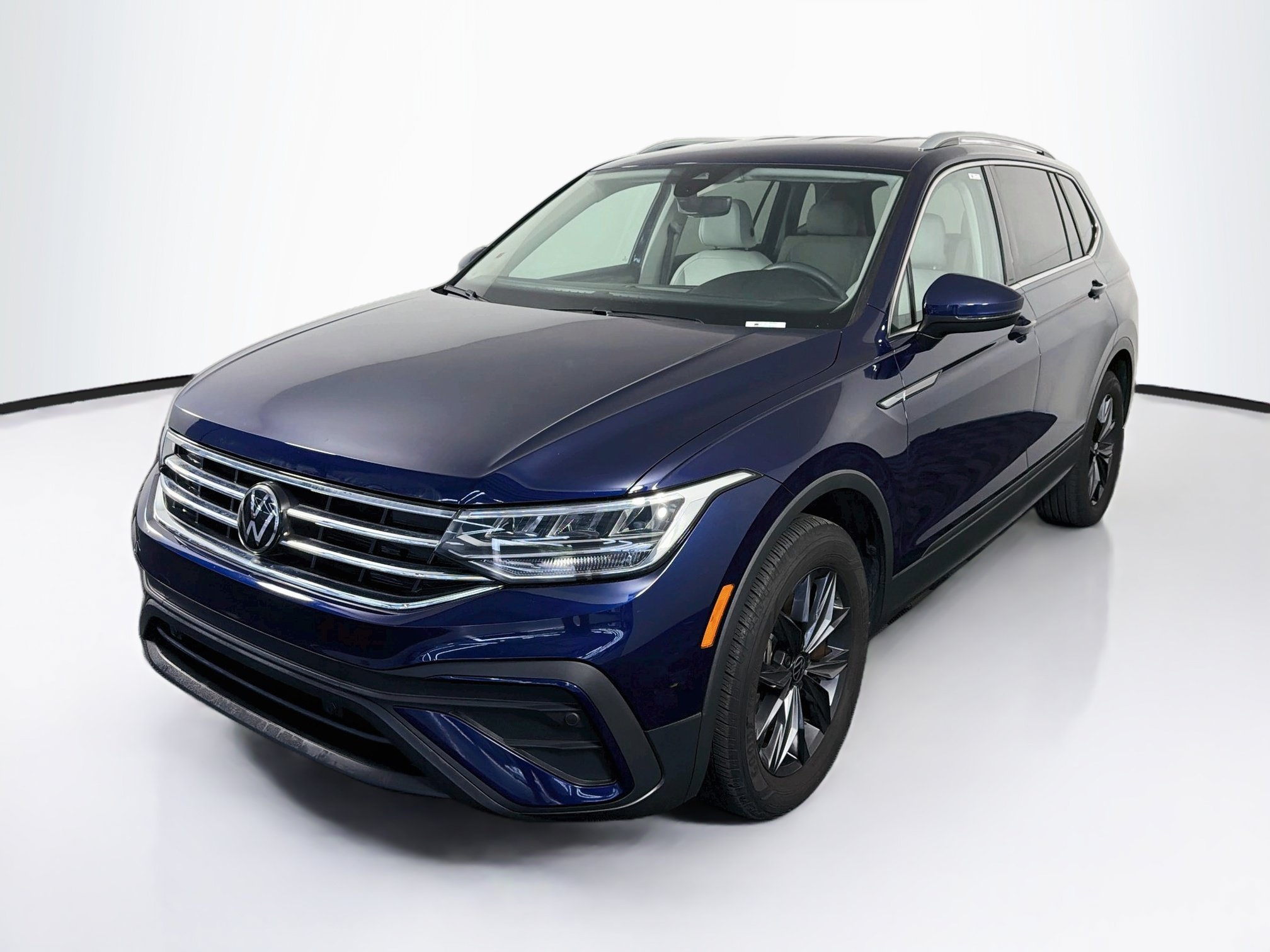 Used 2023 Volkswagen Tiguan SE FWD image 3