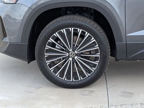 New 2026 Volkswagen Taos SE FWD image 9