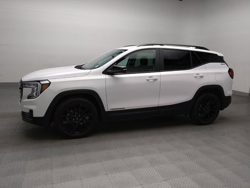 Used 2023 GMC Terrain SLE w/ Driver Convenience Package image 2