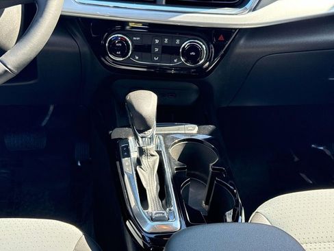 Used 2025 Chevrolet Trax LT w/ LT Convenience Package FWD image 19