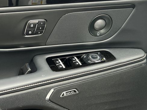 Certified 2025 Lincoln Nautilus Premier w/ Equipment Group 102A image 17