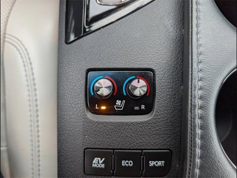 Used 2018 Toyota Avalon Limited image 15