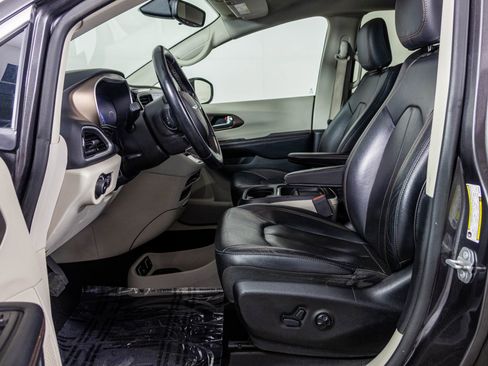 Used 2018 Chrysler Pacifica Touring-L image 24