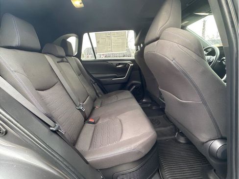 Used 2022 Toyota RAV4 SE image 11
