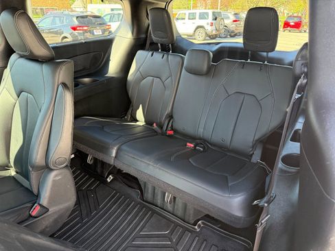 Used 2021 Chrysler Pacifica Touring-L w/ Uconnect Theater Family Group FWD image 13