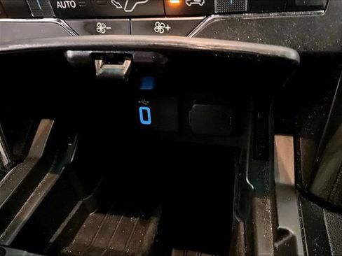 Used 2017 Ford Explorer XLT w/ Equipment Group 202A AWD/4WD image 32