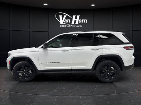Certified 2024 Jeep Grand Cherokee Limited w/ Luxury Tech Group II AWD/4WD image 4