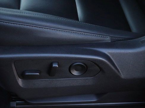 Used 2025 Chevrolet Suburban Z71 image 19