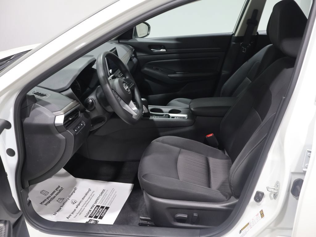 Used 2025 Nissan Altima 2.5 SV AWD/4WD image 9
