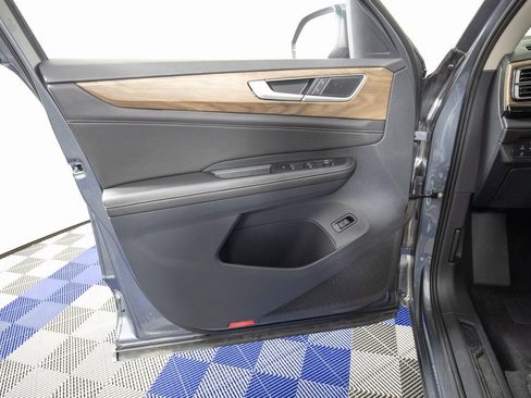 Used 2025 Volkswagen Atlas SE image 11