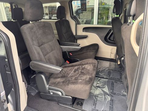 Used 2016 Dodge Grand Caravan SXT image 19