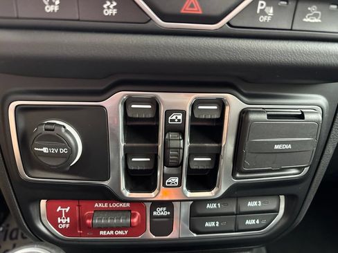 Used 2024 Jeep Gladiator Mojave AWD/4WD image 47