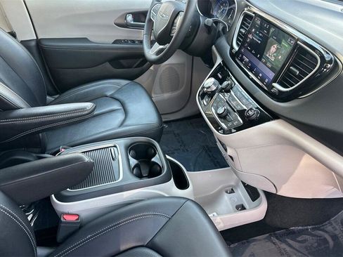 Used 2024 Chrysler Pacifica Touring-L image 17