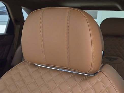 Certified 2022 Bentley Bentayga V8 image 33