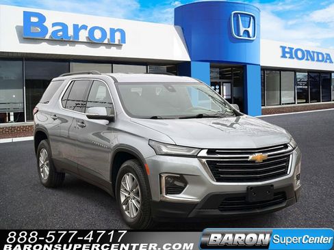 Used 2023 Chevrolet Traverse LT image 1
