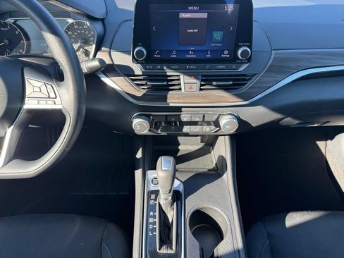 Used 2025 Nissan Altima 2.5 SV FWD image 11