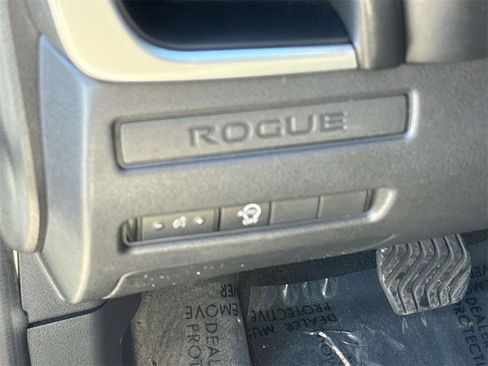 Used 2023 Nissan Rogue S image 22