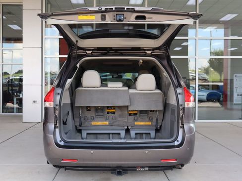 Used 2014 Toyota Sienna XLE w/ XLE Premium Package FWD image 8