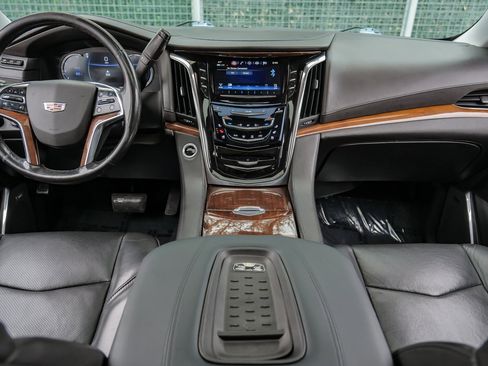 Used 2017 Cadillac Escalade ESV Luxury image 17