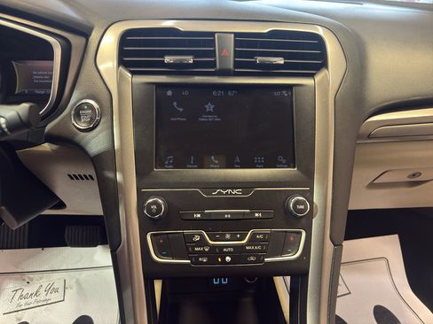 Used 2019 Ford Fusion SE image 18