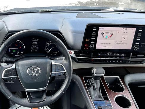 Used 2024 Toyota Sienna XLE image 17
