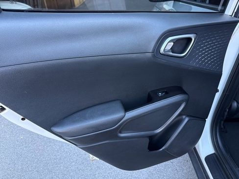 Used 2021 Kia Soul S image 16