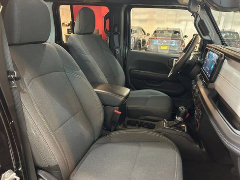 Used 2025 Jeep Wrangler Unlimited Sahara AWD/4WD image 36