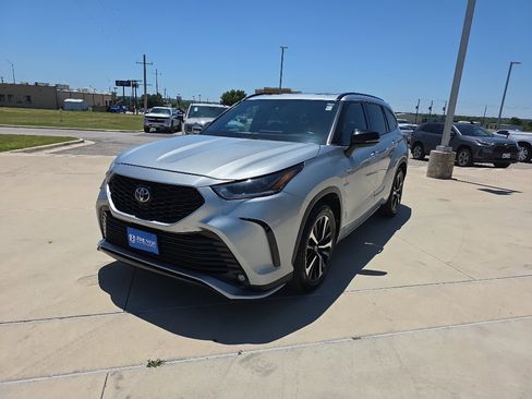 Used 2022 Toyota Highlander XSE FWD image 3